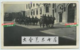 1930年代法国军队在法租界会议局大楼（现天津图书馆）门前进行阅兵列队，此地也是1945年日本在天津正式受降时签署投降协议的地方