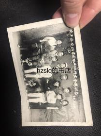 【众人合影】早期1964年福建延平函授站首届毕业班全体师生留影，地上摆放两花瓶颇为有趣。延平现为福建南平市延平区。老照片时代内容凸出，较为难得