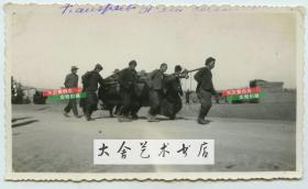 民国时期天津的底层普通劳动人民抬棺材出殡老照片，一切从简