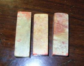 老寿山石三个合售。尺寸2.5×2.5×7。红的是印尼，收来就这样，不是鸡血石。