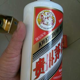 茅台酒瓶+两个玻璃酒杯，一套