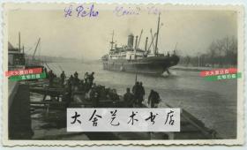 民国时期天津白河上航行的大型轮船以及岸边码头上的小型轮渡老照片