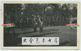民国时期驻扎在天津的外国士兵举行阅兵和敬献花篮仪式老照片