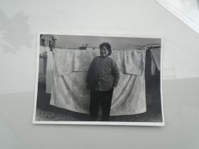 黑白老照片一张，（包真包老，尺寸：12.8*9厘米，1人。详见书影）放在右手边柜台里和之前的照片在一起