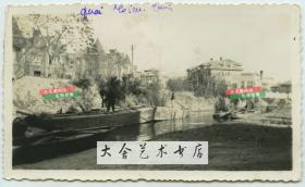 民国时期天津市内的河道老照片，可见河岸处有很多高大的西式建筑河中水虽然不多，但是仍然有船行驶