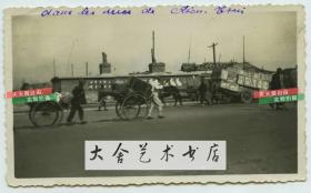 民国时期天津的街道街景老照片，可见人拉的货运大平板车以及客运人力车等