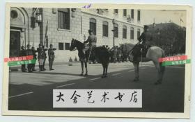 民国时期驻扎在天津的法国士兵在法租界议会局（后来的天津图书馆）门前的广场上举行阅兵仪式