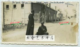 民国时期天津北洋机器局旧址，东局子法国兵营法国神父和坐在地上的中国百姓对话老照片.
