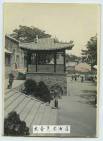 民国时期山东威海卫刘公岛海军公所正门东侧的亭子, 下面可见到一枚炮弹形状的建筑装饰物，老照片，8.3X6.1厘米。