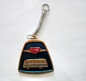 80年代铝制徽章：1983 年 北京旅行车制造厂 汽车徽章（长3.6厘米，宽3.6厘米）