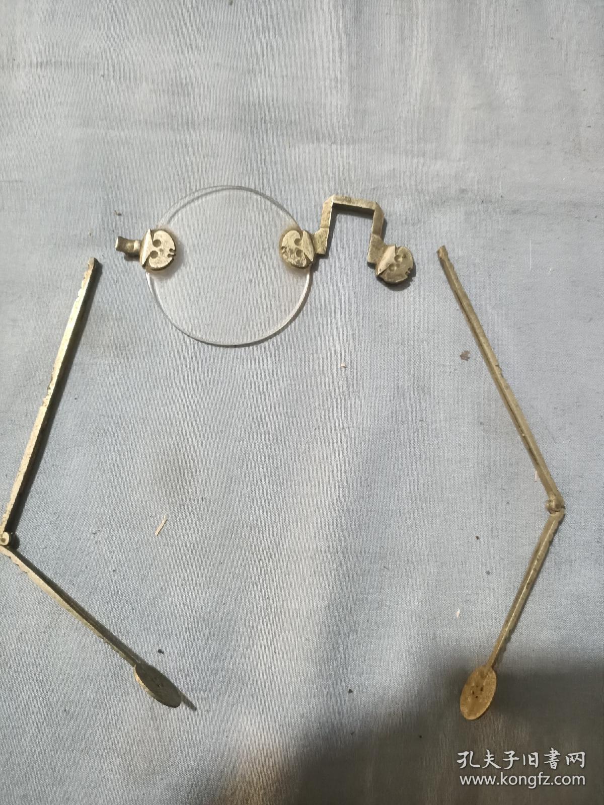 清代白铜腿水晶眼镜有残缺。直径4.6厘米。