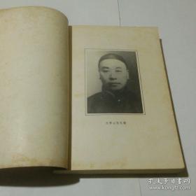 民国北平名医左季云（1891——1942年）代表作——杂病治疗大法——专述张仲景《金匮要略》，依据邓云航、唐容川二人的论辩，并加入作者个人理解和经验，改为杂病治疗大法。在中华人民共和国成立前，国医学院采用本书作为病理教科书。本书以《金匮要略》原文，分章标节，提要钩元，加列提名，以便览阅。全书共分为22章，其秩序仍依原文，不增减一字，并采选各家注释，详列说明。后一章为作者诊病医案，用以举例说明