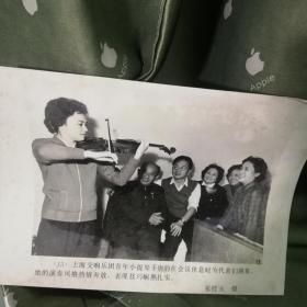 上海交响乐团青年小提琴手唐韵。张桂玉 摄、唐韵，1950年出生于上海，中国小提琴演奏家