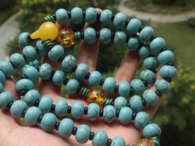 品相不错的绿松石项链--内含蜜蜡玛瑙--包老包真尺寸：每个珠子1.2x0.5cm重：140.1g喜欢的可联系