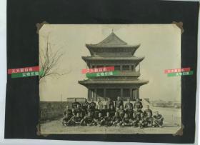 1920年代银盐老照片一组三张，美国海军陆战队在北京正阳门东侧的城墙上集体合影20.5X15.6厘米。背面有两张民国时期宽幅北京名胜上色银盐照片，一张为天坛寰丘，一张为北海五龙亭，尺寸均为17.2X5.6厘米