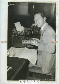 1938年中华民国驻美国前大使顾维钧的儿子在美国哥伦比亚大学就读时在编辑室里打字发稿老照片，在此他将在哥伦比亚大学进行七年的学习。27.2X17.2厘米。顾维钧子女共有4人，三个儿子顾德昌，顾裕昌，顾福昌，一个女儿顾菊珍。