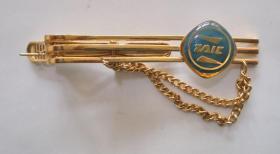 90年代徽章： 汽车徽章 领带夹 （后面弹簧出来了不能正常使用了）（长6.5厘米，宽1.4厘米）