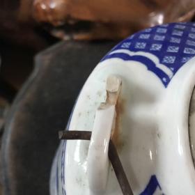 景德镇陶瓷 大茶壶 凉水壶 挂扣处有一处缺损 壶盖后配