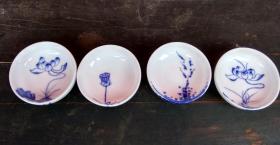 景德镇青花细瓷手绘花卉精致荷花图小茶碗，底款“邱韦世家”瓷器（一套四个） 高2.5厘米 直径7.5厘米