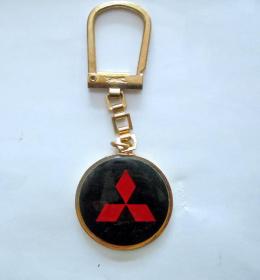 90年代徽章：  汽车徽章（有瑕疵，中间一块脱色）直径3.5厘米