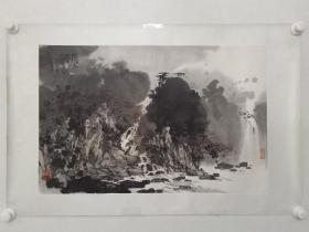 保真书画，刘懋善山水画一幅，原装裱镜心，尺寸44×67.5cm。刘懋善，1942年生，江苏苏州人，吴门画派曾在五百年前独领画坛风骚。当代江苏诸多名家中，苏州国画院副院长、山水画家刘懋善以其清新朴茂、优美抒情的风格独树一帜，广为海内外鉴赏家们所推崇。