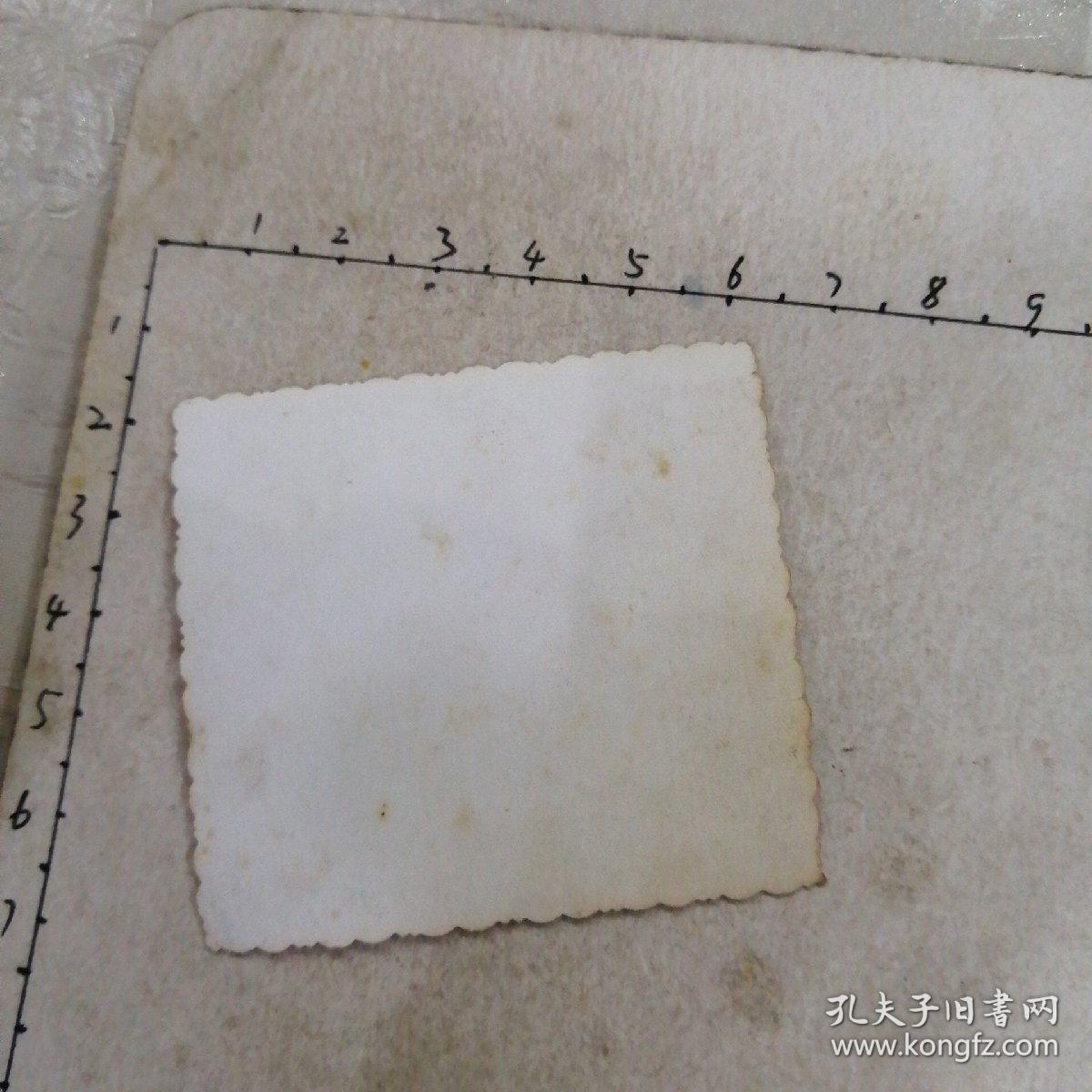 点击查看原图 短发女孩彩照