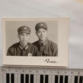 老照片82——解放军人合影（佩戴毛主席像章）