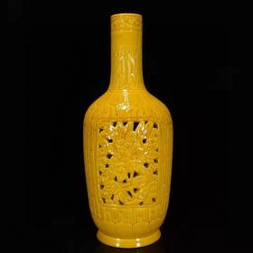 清乾隆年黄釉雕刻镂空竹节瓶