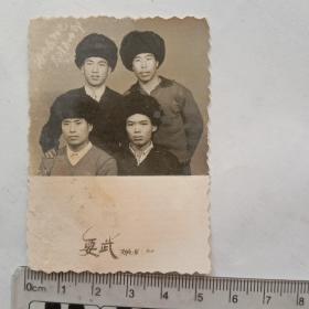 老照片80——60年代青年合影（要武摄影社/海内存知己，天涯若比邻字样）