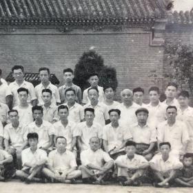 1953年河南大学教职工欢送教务长刘介愚同志留影志念，老照片一张。（刘介愚曾任河南大学党委书记）