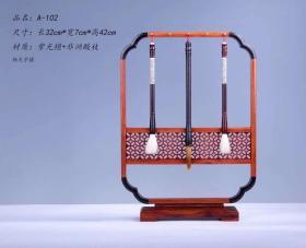 笔架系列
品名：紫光檀+非洲酸枝
包装：精品锦盒
特点：此款笔架为相色款拆卸笔架，款式新颖，笔针采用铜针螺纹相接，可拆卸，共5针，可挂10根毛笔！