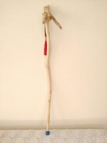 手杖   龙头拐杖，东北野生黄菠萝木的，没有裂，很漂亮，详见描述及图片说明。