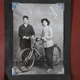 老照片《快乐的时光》年轻男女推自行车 浓郁的时代特色 1960年9月4日 书品如图