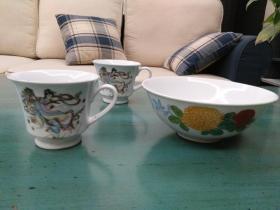 七八十年代景德镇粉彩花卉瓷碗一个和仙女散花瓷茶杯两个合售，品好包快递。