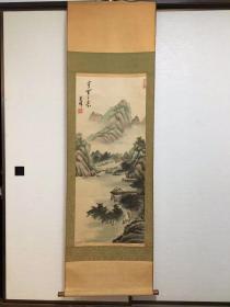 惠友 绢本 中国山水画 挂轴一件。落款：天祥。尺寸：全体54*178cm，画心43*110cm。画人不详，应该是几十年前创汇的作品。轴头：木。95品。