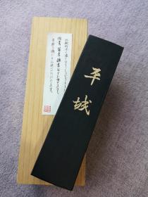 古梅园5丁大墨平城，全品未磨，重70克。日本古梅园90年代条幅作品用墨。菜种油烟配上等胶料精制而成，轻胶易研；烟料细腻，褪胶充分，墨色厚重沉稳，适合用于楷书、隶书、篆书。