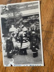 3973：民国日本明信片《新吉原大文字楼 歌川 穿和服的女人和小孩背影》一张，加藤写真馆制