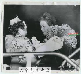 1952年蒋介石夫人宋美龄访问美国旧金山，在机场受到了华人儿童敬献的鲜花，美联社新闻传真照片一张。20.5X18.5厘米。