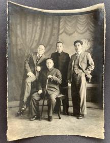 伪满洲国康德八年（1941） 照相馆布景拍摄 东北富商巨贾合影照一张（尺寸∶15*11.5cm）