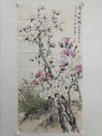 保真书画，著名画家庄乾梅四尺整纸《惠风和畅，玉树临风》花鸟画一幅。 庄乾梅，1965年生，山东临沂人。1993年就读于中国美术学院中国画系，2008年就读于中国艺术研究院中国画研究生课程班。出版有《庄乾梅中国画集》《当代著名画家经典丛书——庄乾梅》等。现为中国美术家协会会员，中国女画家协会常务理事，燕山国画院副院长，山东画院特聘高级画师。