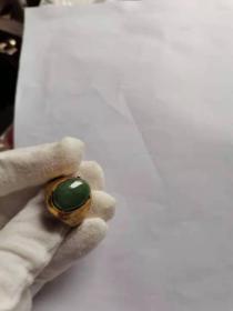 天然翡翠民国老戒指，
铜戒托，190元。保真包老