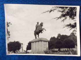 阿尔巴尼亚首都地拉那斯坎德培广场
（中间雕像就是民族英雄斯坎德培）