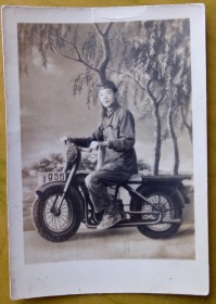 老照片：解放军骑摩托车，1956年，照相馆布景，背面有字【陌上花开系列】