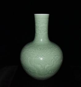 清代乾隆豆青釉雕刻五龙大天球瓶【58x39cm】