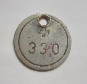 50年代北京某游泳场（馆）存衣牌：朝红游（铝制 直径3厘米）