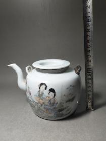 民国时期桐华居作粉彩仕女茶壶