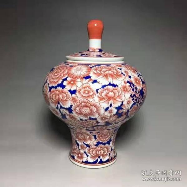 青花釉里红万花罐
本品器型周正，釉色漂亮，老化明显，保存完好，品相如图！值得收藏。
长14厘米宽14厘米高20厘米