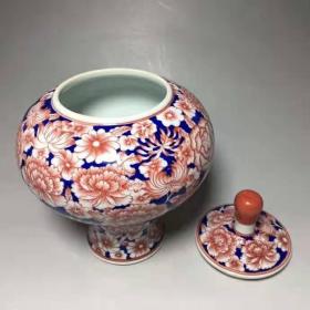 青花釉里红万花罐
本品器型周正，釉色漂亮，老化明显，保存完好，品相如图！值得收藏。
长14厘米宽14厘米高20厘米