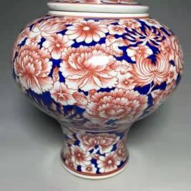 青花釉里红万花罐
本品器型周正，釉色漂亮，老化明显，保存完好，品相如图！值得收藏。
长14厘米宽14厘米高20厘米