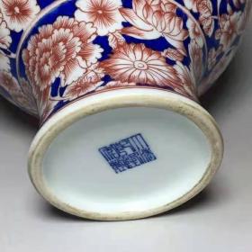 青花釉里红万花罐
本品器型周正，釉色漂亮，老化明显，保存完好，品相如图！值得收藏。
长14厘米宽14厘米高20厘米